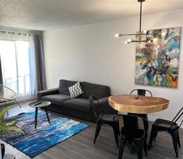 Quartier des Spectacles Apartment | The FIVE