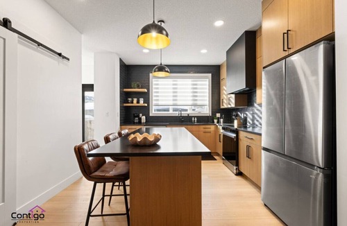 Northwest Edmonton House | The Grande | AC |Garage | Yard | 10 min to Rogers
