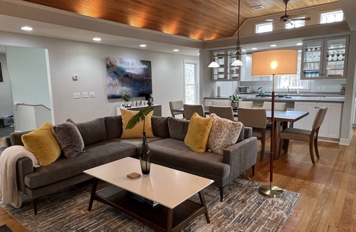 Niobe House | The Gray Owl - A Modern Cottage for 8 with Hot tub