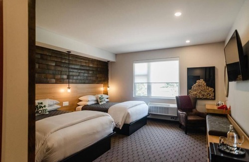 Colchester Hotel | The Grove Motel