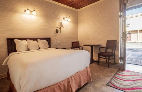 Terra Nova Hotel | The Guv'nor Inn & Pub