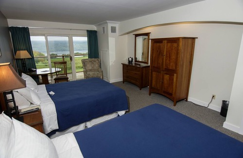 Dundee Hotel | The Inn at Glenora Wine Cellars