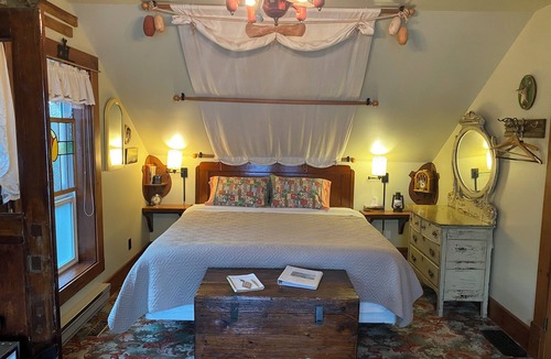 Kaslo House | The Kootenay Suite at Beach Gables: heritage building on lakefront location.