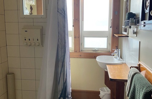 Kaslo House | The Kootenay Suite at Beach Gables: heritage building on lakefront location.