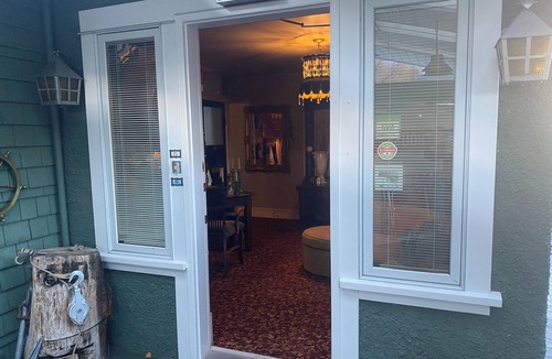 Kaslo House | The Kootenay Suite at Beach Gables: heritage building on lakefront location.