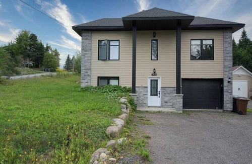 Sainte-Agathe-des-Monts House | The Laurentians: 3BR with Large Backyard Unit is in prime Sainte Agathe location