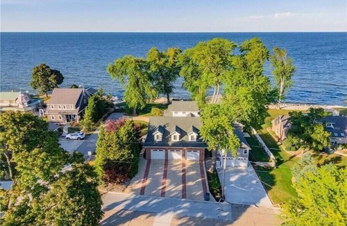Huron House | The Locke Nest 6 bedroom cozy lakefront home