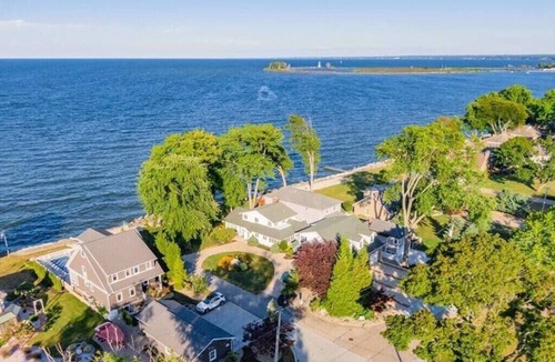 Huron House | The Locke Nest 6 bedroom cozy lakefront home