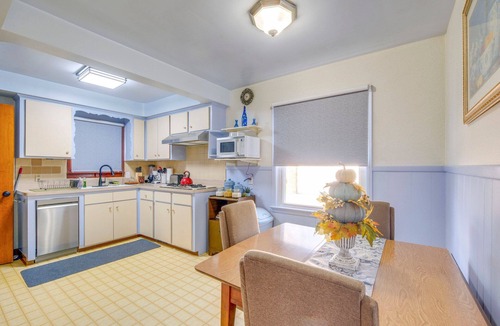 South Euclid House | The Lodge-Cozy 4 BdRm home w/step-in shower close to CCF/UH, universities n more