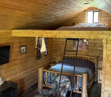 Division No. 11 House | The Lynx cabin - Bear Creek Cabins