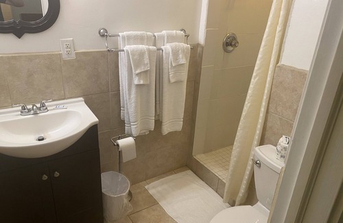 Erie Hotel | The Maple Motel Erie