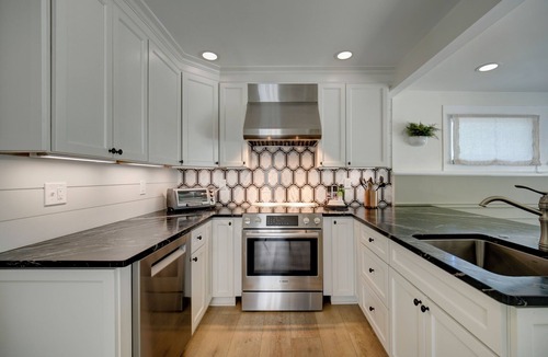 Chagrin Falls House | The May House - Walk to Chagrin Falls + Hot Tub