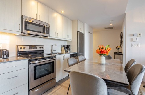 Cite Multimedia Apartment | The Old Port Skyline Retreat – A Montreal Getaway