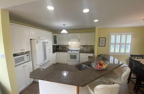 Wasaga Beach House | The Pearl Cozy Beach House/Blue Mountain Ski Hills 4 Season Vacation Destination