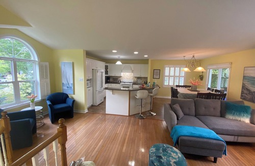 Wasaga Beach House | The Pearl Cozy Beach House/Blue Mountain Ski Hills 4 Season Vacation Destination