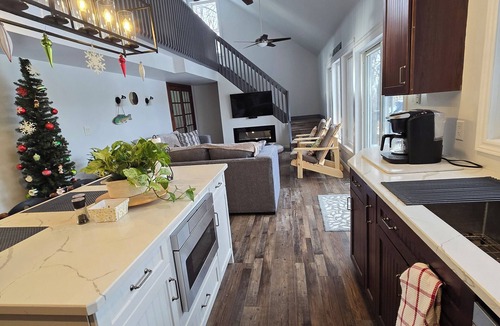 Ivanhoe Cottage | The Pug House. Renovated, fully equipped cottage on Moira lake. Now with wifi.