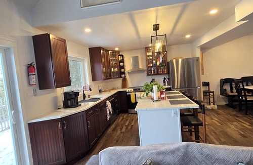 Ivanhoe Cottage | The Pug House. Renovated, fully equipped cottage on Moira lake. Now with wifi.