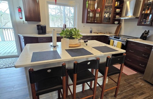 Ivanhoe Cottage | The Pug House. Renovated, fully equipped cottage on Moira lake. Now with wifi.