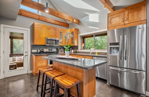 Windermere Cabin | The Reef | Hot Tub | Movie Theatre | Beach Access