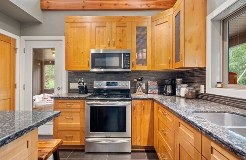 Windermere Cabin | The Reef | Hot Tub | Movie Theatre | Beach Access