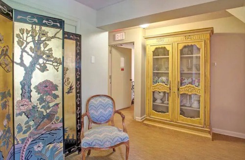Jamestown Bed & Breakfast | The Renwick Room at The Oaks Hotel-Queen Bed