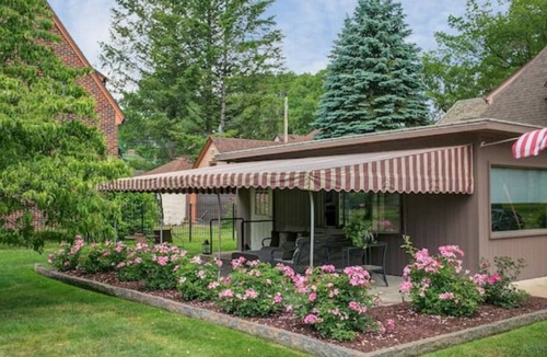 Jamestown Bed & Breakfast | The Rose Room at The Oaks Hotel
