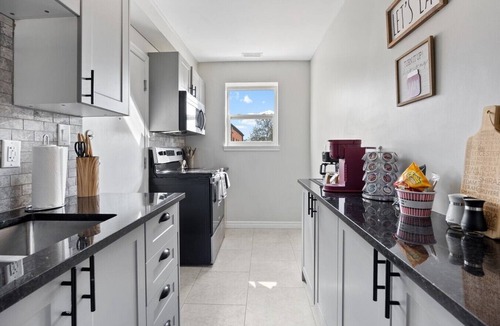 Walkerville Apartment | The Sapphire and Amber Suite - Sleeps 4