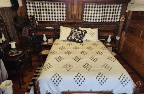 Fredonia House | The Stable at Windmill Ridge Farm