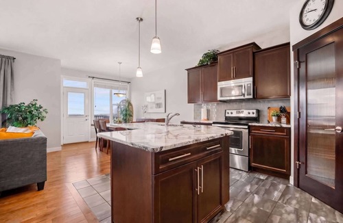 Symons Valley House | Theatre + City Views + Balcony + 2 Living Rooms