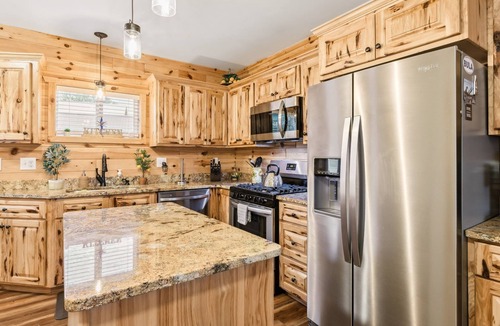 Ashtabula Cabin | Timber Tides-Lake Front/HotTub/6 Min to GOTL Strip