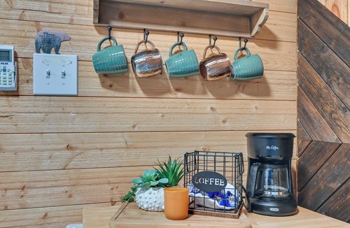 Loudonville Apartment | Tiny Home w/Hot Tub & Mini Highland Cows!