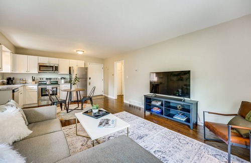 Wyandotte Apartment | Top-Floor Wyandotte Apt Near Detroit Riverfront!