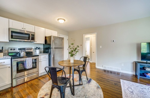 Wyandotte Apartment | Top-Floor Wyandotte Apt Near Detroit Riverfront!