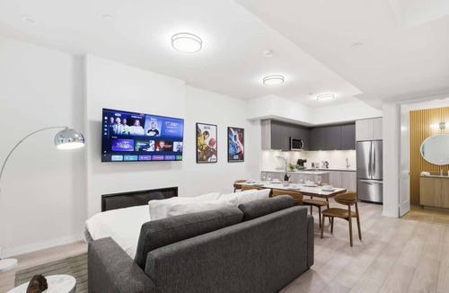 Toronto Entertainment District Apartment | Toronto Boutique 4BR 3.5 Bath Stay for 10