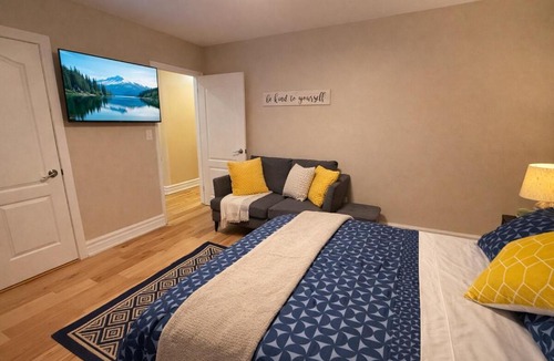 West Deane Park House | Toronto Luxury Suite with Free Parking, Near Airport