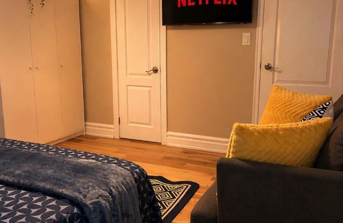 West Deane Park House | Toronto Luxury Suite with Free Parking, Near Airport