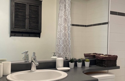 Crosstown Apartment | Traveler escape One Bed in DT Vancouver w/ wifi/pool/hot tub / skytrain