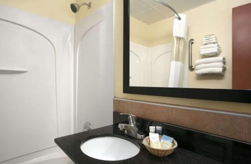 Lakewood Hotel | Travelodge by Wyndham Cleveland Lakewood