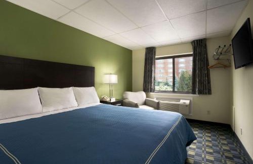 Lakewood Hotel | Travelodge by Wyndham Cleveland Lakewood