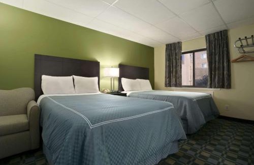 Lakewood Hotel | Travelodge by Wyndham Cleveland Lakewood