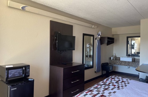 Holland Hotel | Travelodge by Wyndham Holland/Toledo