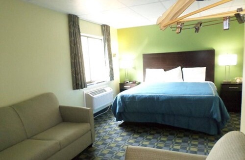 Lakewood Hotel | Travelodge by Wyndham Cleveland Lakewood