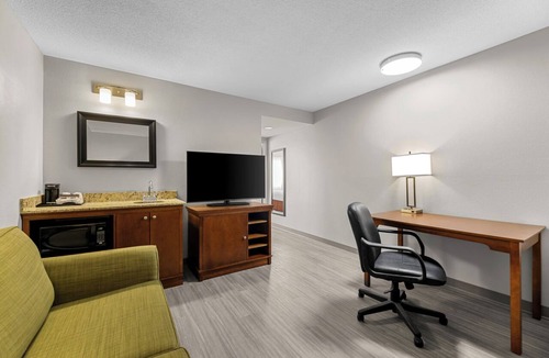 Regina Hotel | Travelodge Suites by Wyndham Regina/Eastgate Bay
