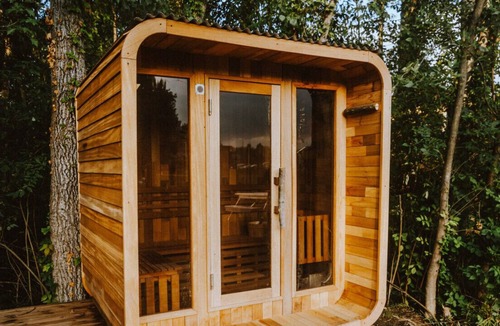 Sodus Cabin | Treehouse 1 · Honeymoon Treehouse Retreat & Spa with Hot Tub