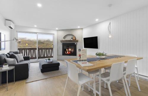 Mont-Tremblant House | Tremblant Lakeview Retreat w Balcony and Fireplace