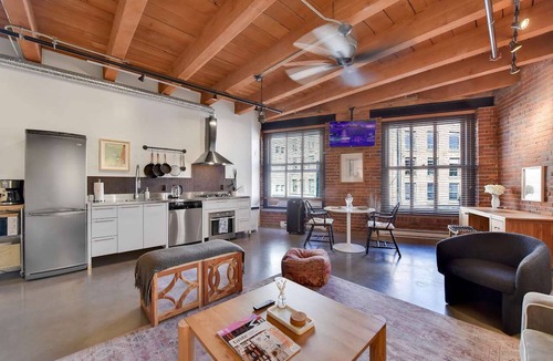Downtown Eastside Apartment | Trendy Open Concept Loft in Historic Gastown