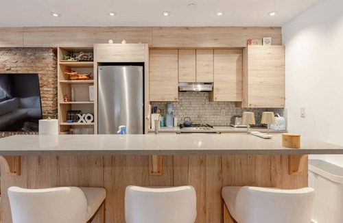 Tribeca Apartment | Tribecca Modern Brickwal 3BR 2BA