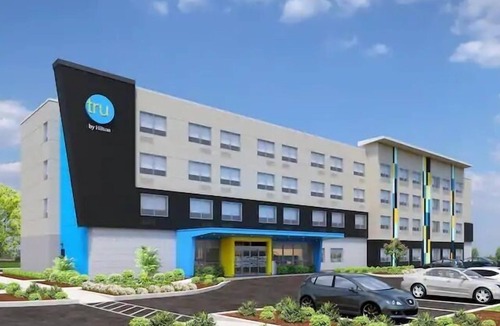 Rossford Hotel | TRU by Hilton Perrysburg Toledo, OH
