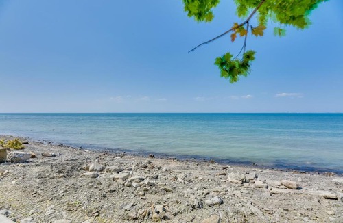 Lake View House | ‘Turtle Cove Bay Beach House’ ~ 13 Mi to Buffalo!