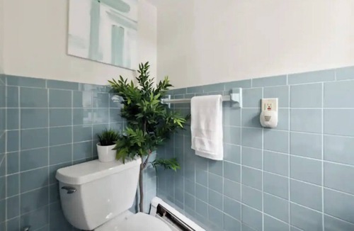 White Plains House | Ultimate 3BR Getaway 4 Queen Beds Sleeps 16 Parking